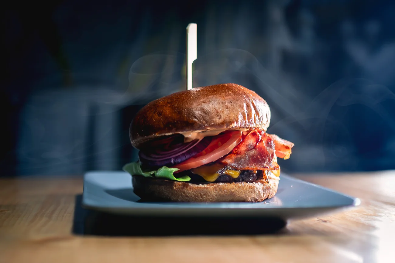 Burger przygotowany w K20 PUB