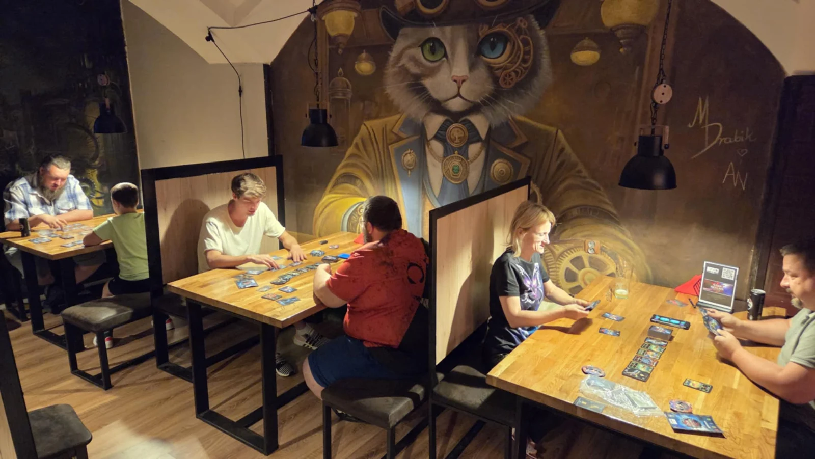 Uczestnicy rozgrywek Star Realms przy stołach w K20