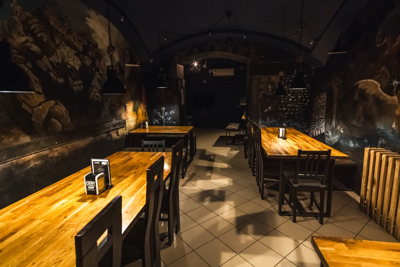 Sala K20 z dużymi drewnianymi stołami